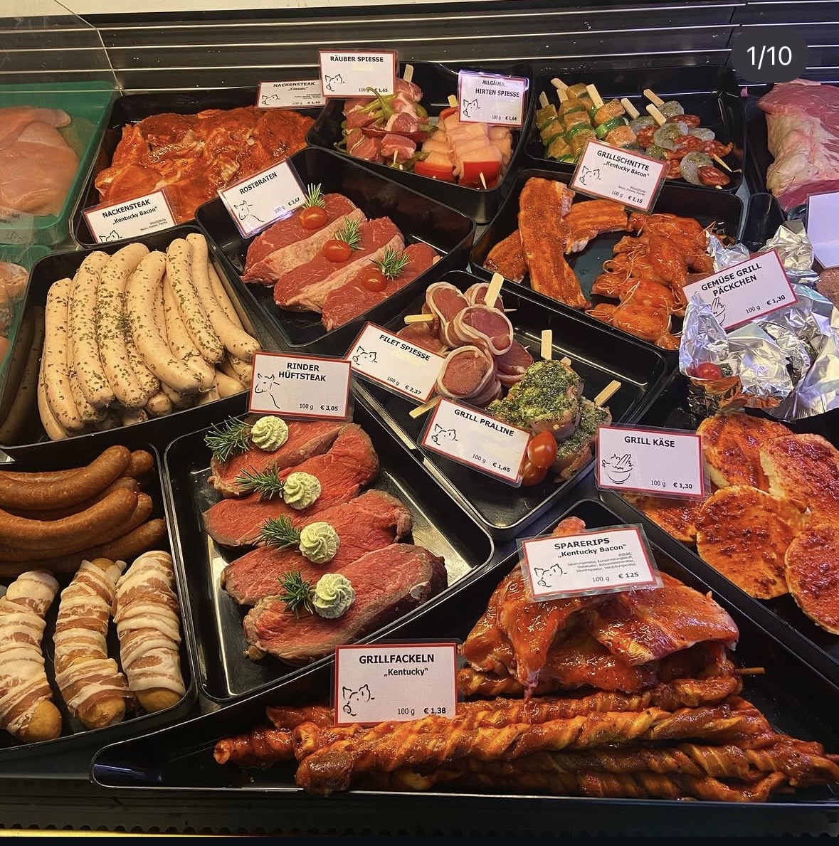 Gut gefüllte Metzgereitheke mit frischen Grillspezialitäten