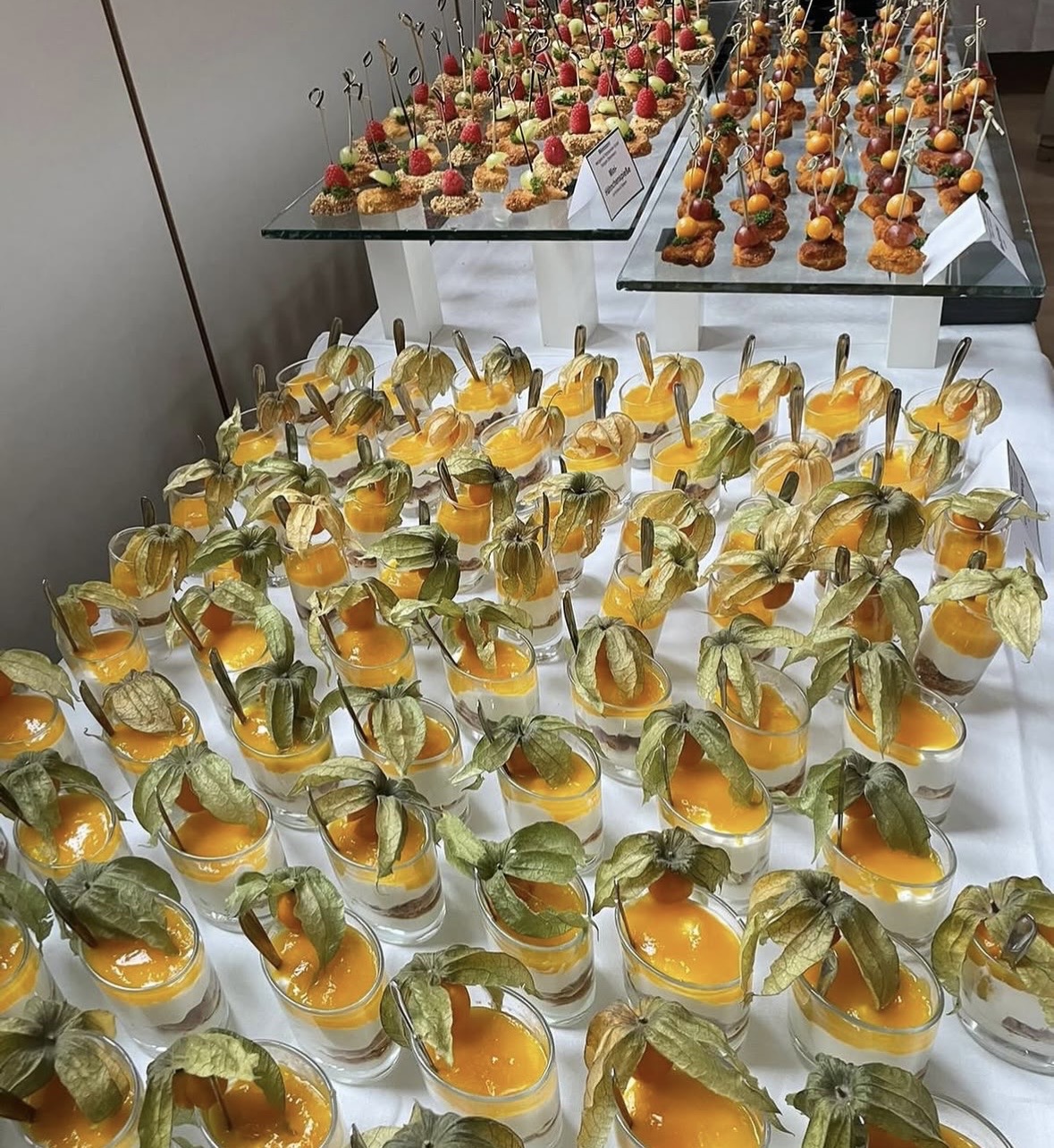 Kaltes Buffet mit Salaten und Aufschnitten