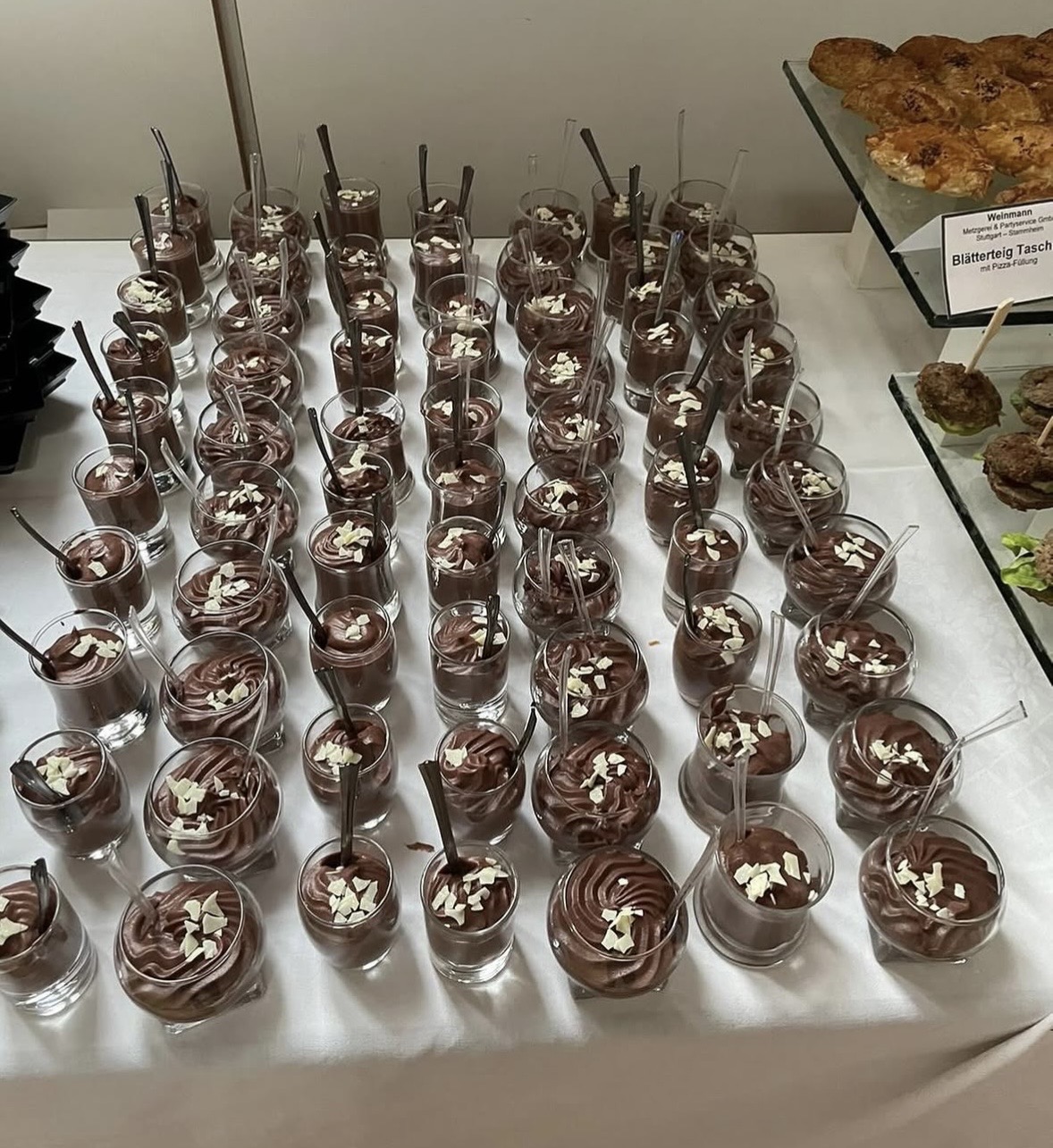 Elegante Präsentation von Antipasti und Käse