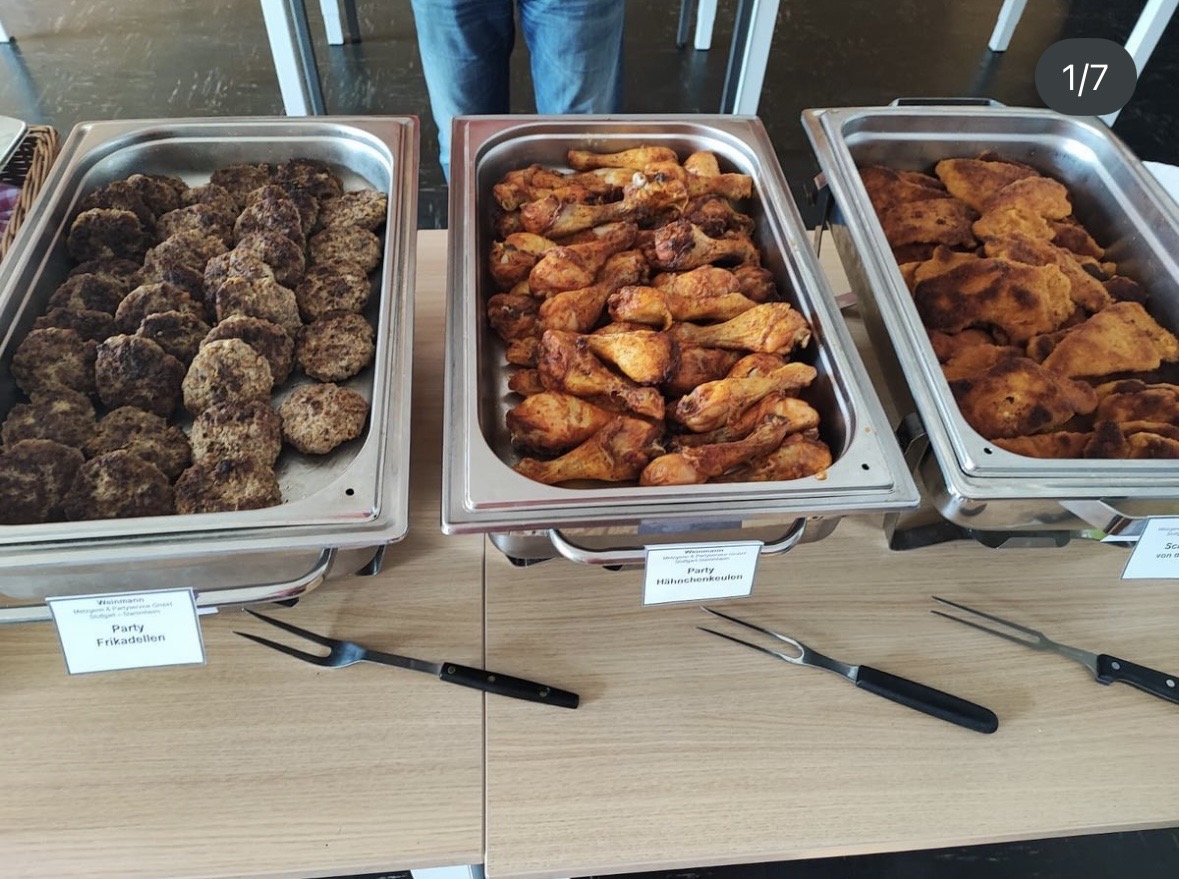 Frisch vorbereitete Grillspezialitäten an der Theke