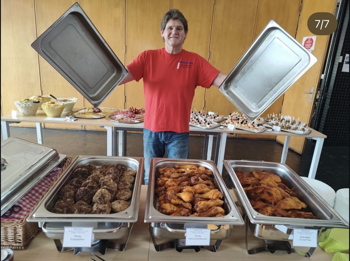 Warmes Buffet mit verschiedenen Fleischspezialitäten